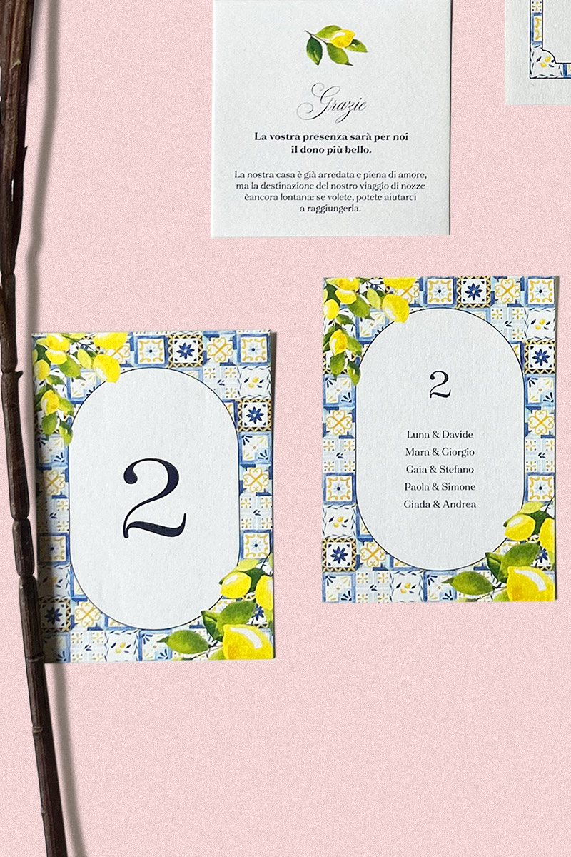 Tableau de Mariage e Numero Segnatavolo Collezione La Dolce Vita - Coordinato matrimoniale in stile mediterraneo per un matrimonio romantico Tableau de Mariage e Numero Segnatavolo Collezione La Dolce Vita