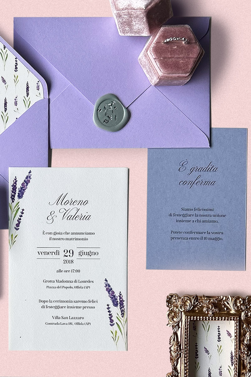Partecipazione Collezione Provenza - Coordinato matrimoniale ispirato ai campi di lavanda per un matrimonio unico Partecipazione Collezione Provenza
