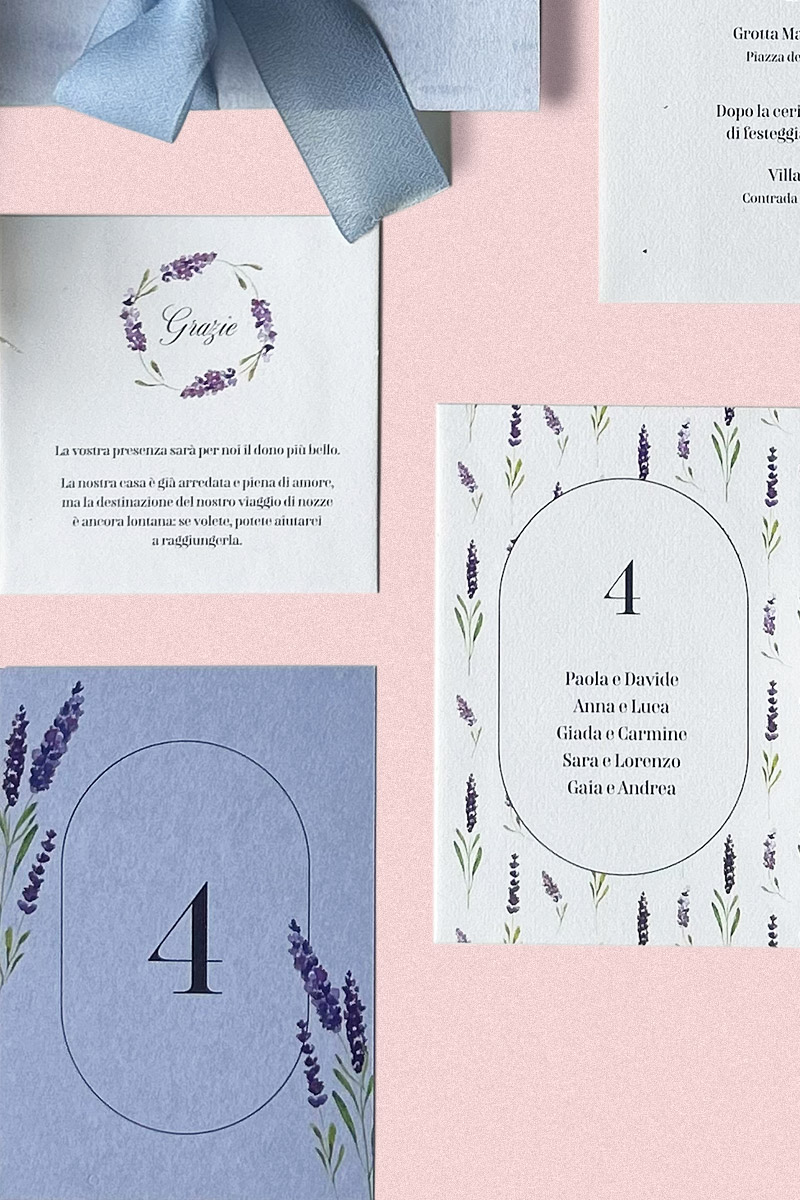 Tableau de Mariage e Numero Segnatavolo Collezione Provenza - Coordinato matrimoniale ispirato ai campi di lavanda per un matrimonio unico Tableau de Mariage e Numero Segnatavolo Collezione Provenza